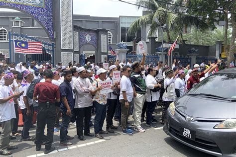 Hundreds protest against the Malaysian government after deputy premier’s graft charges were dropped